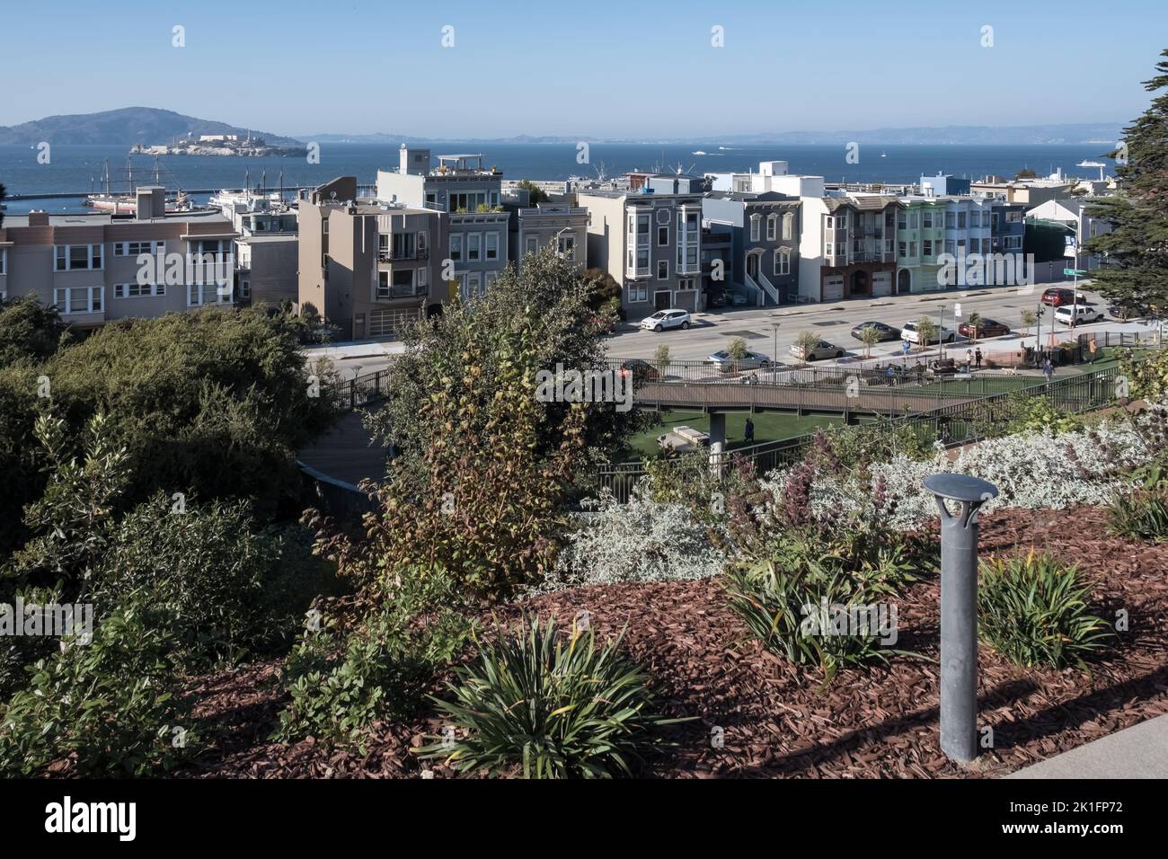 Seascape der Stadt San Francisco, Kalifornien, von Francisco Park, einem öffentlichen Park in der Russian Hill Nachbarschaft eröffnet am April 2022. Stockfoto