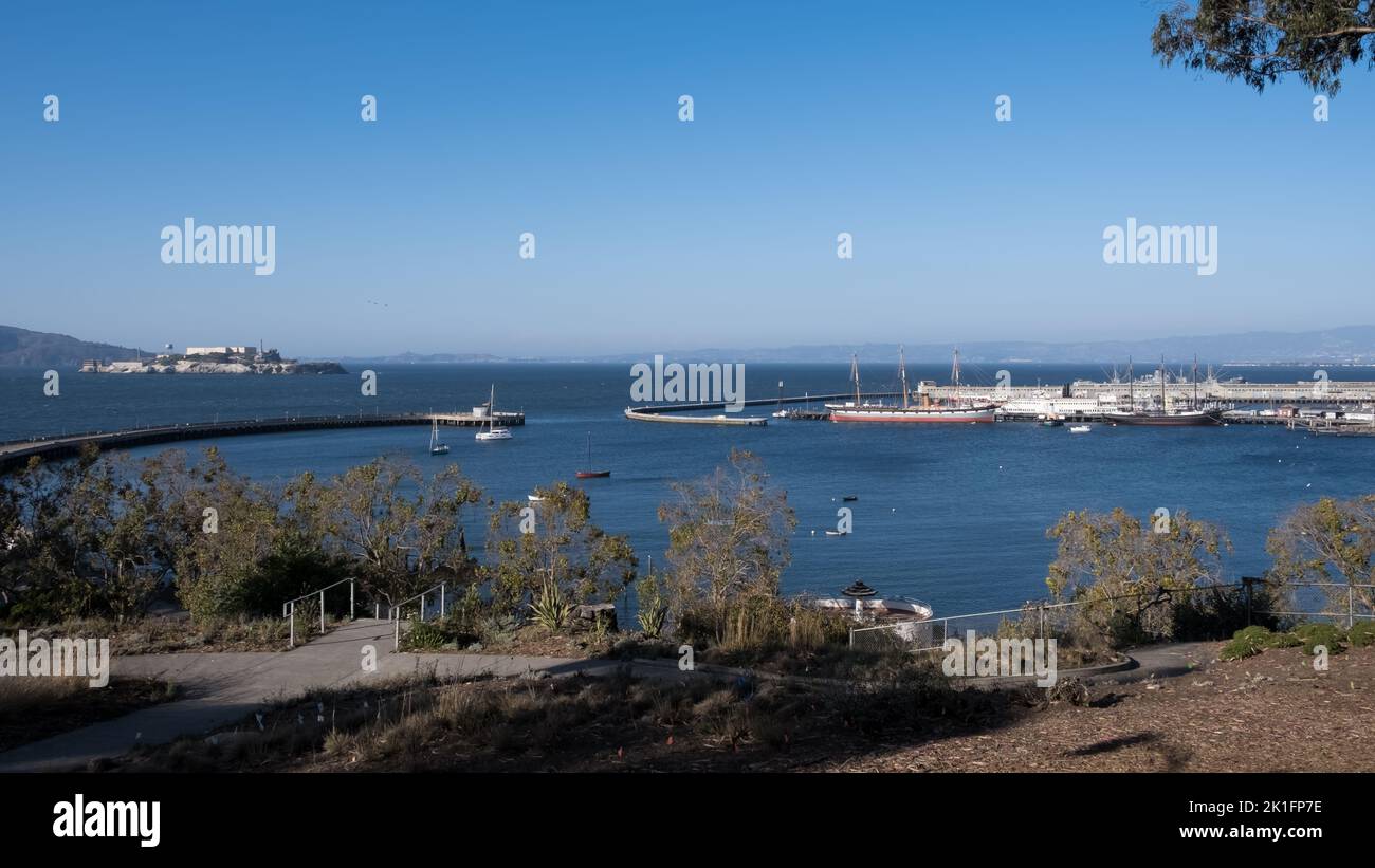 Meereslandschaft der Stadt San Francisco, Kalifornien, von Fort Mason, einem ehemaligen Fort der US-Armee im Marina District. Stockfoto