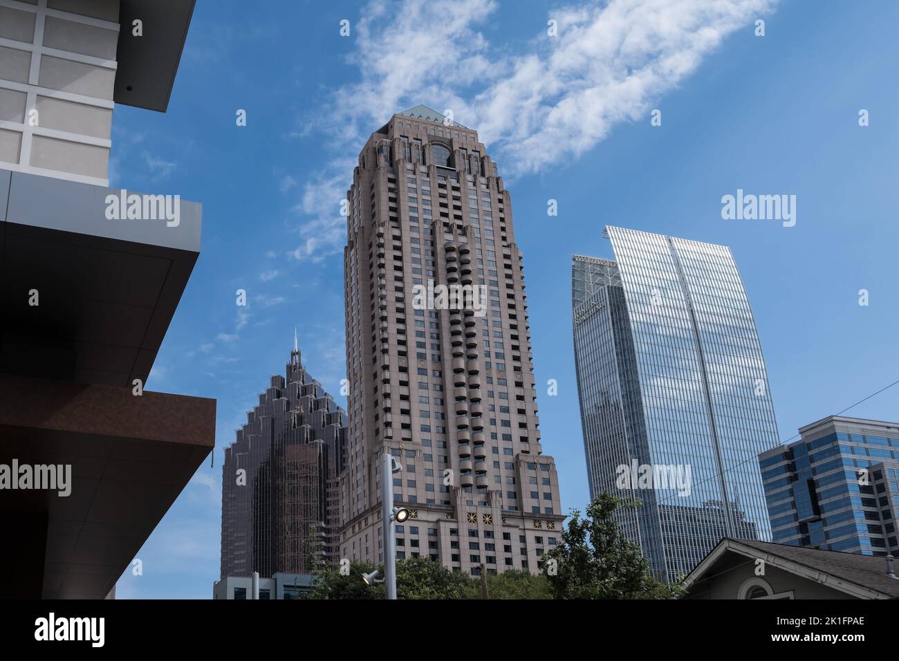 Blick auf die Skyline der Stadt von Midtown Atlanta oder Midtown, einem dicht besiedelten Geschäfts- und Wohnviertel von Atlanta, Georgia. Stockfoto