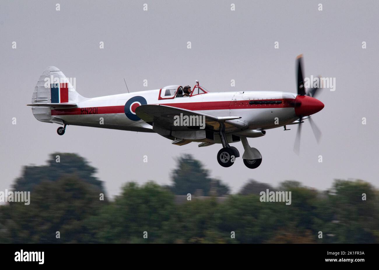 Supermarine Spitfire Mk.XIwe RN201 (​G-BSKP) landete in der Dämmerung, nachdem es auf der IWM Duxford Battle of Britain Air am show10.. September 22 gezeigt wurde Stockfoto