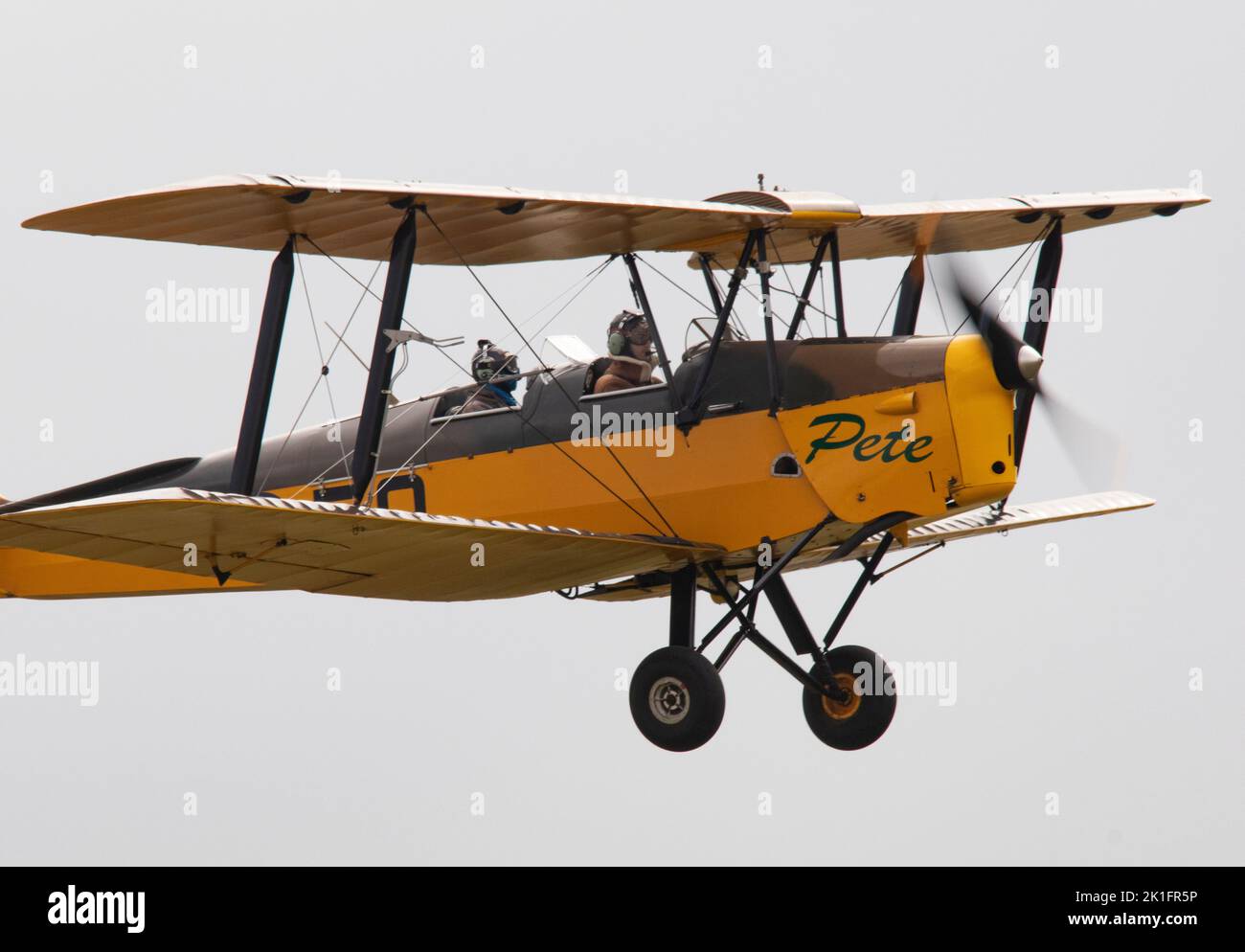 Classic Wings Tiger Moth 'Pete' landete in der Abenddämmerung, nach dem Vergnügungsflug bei der IWM Duxford Battle of Britain Air Show am 10.. September 2022 Stockfoto