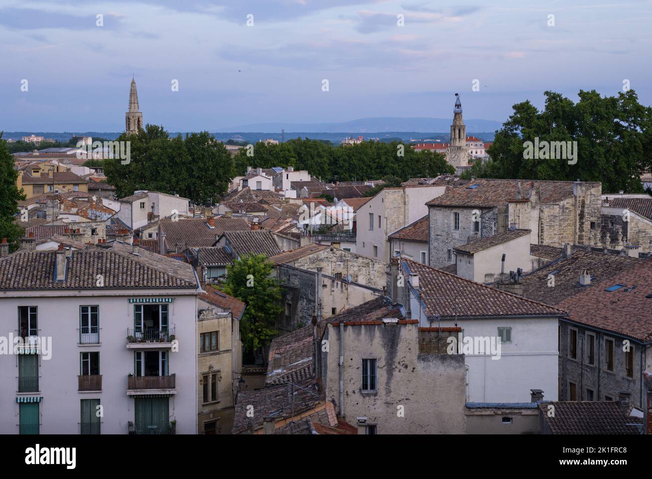 Die Altstadt von Avignon, Frankreich, mit ihren charakteristischen Häusern und Dächern. Stockfoto