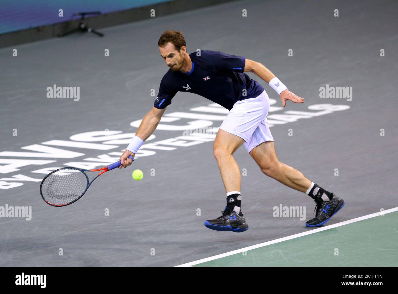 Der Großbritanniens Andy Murray im Einsatz gegen den kasachischen Dmitry Popko während des Davis Cup by Rakuten Gruppenbühnenkurts zwischen Großbritannien und Kasachstan in der Emirates Arena in Glasgow. Stockfoto