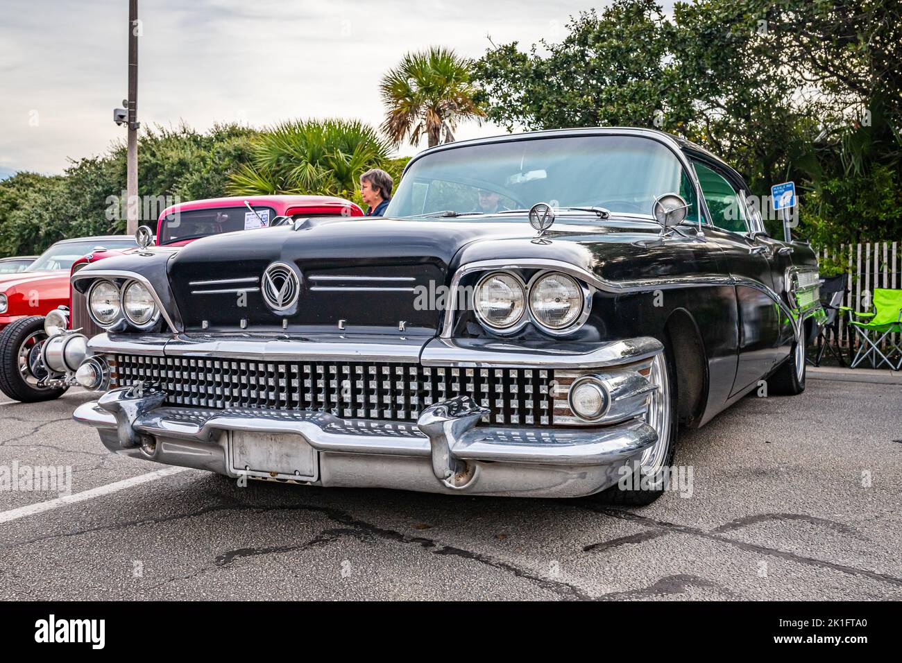 Tybee Island, GA - 3. Oktober 2020: Vorderansicht einer Buick Super Riviera Hardtop Limousine aus dem Jahr 1958 auf einer lokalen Automshow. Stockfoto