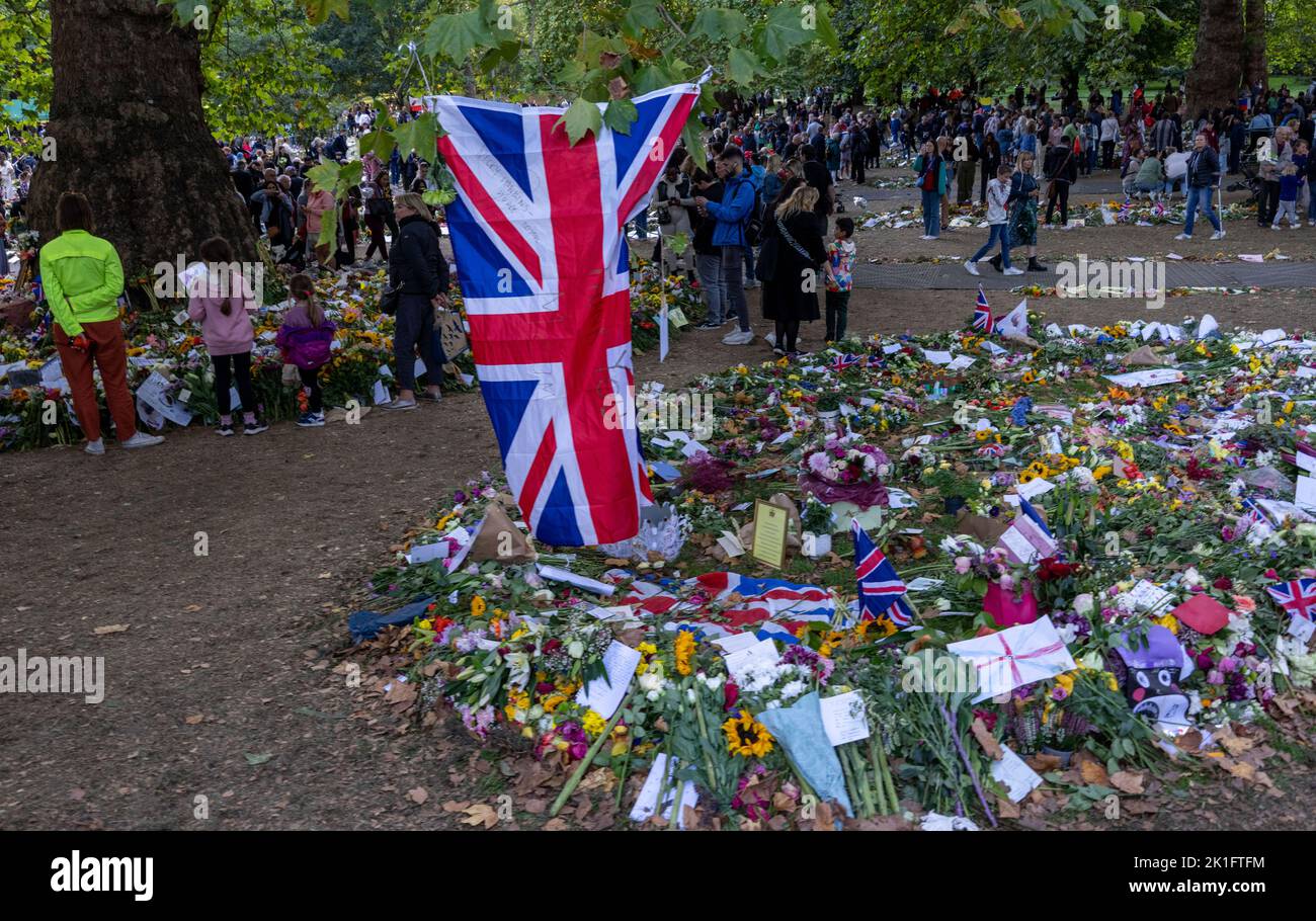 Warum Trägt Die Queen Immer Eine Handtasche Tribute für Queen Elizabeth II, darunter Corgis aus Blumen, Paddington