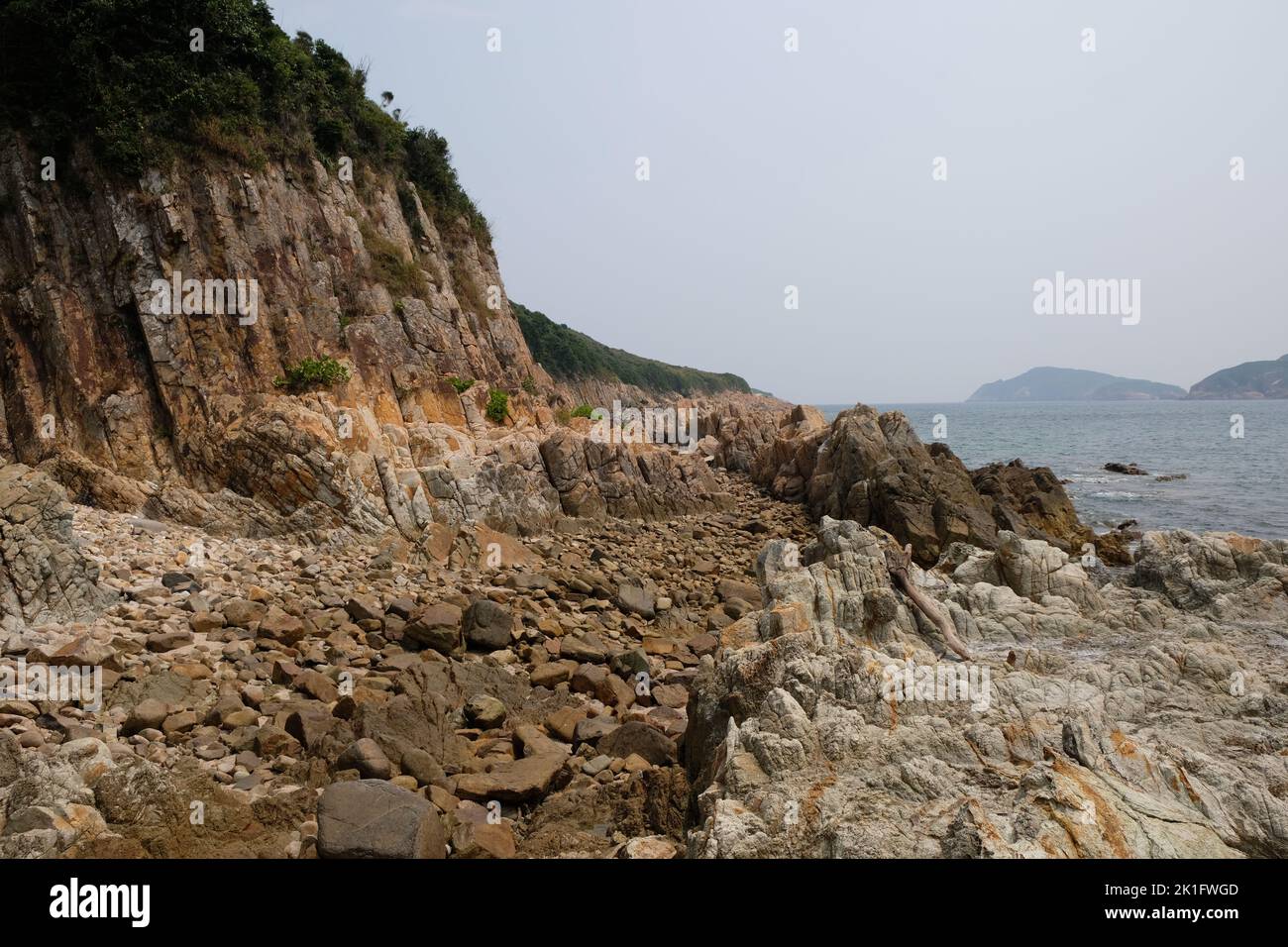 Felsen und Berge am Meer Pak Lap Bay of Hong Kong Pak Lap Fishing Cultural Village hexagonal Columns Stockfoto