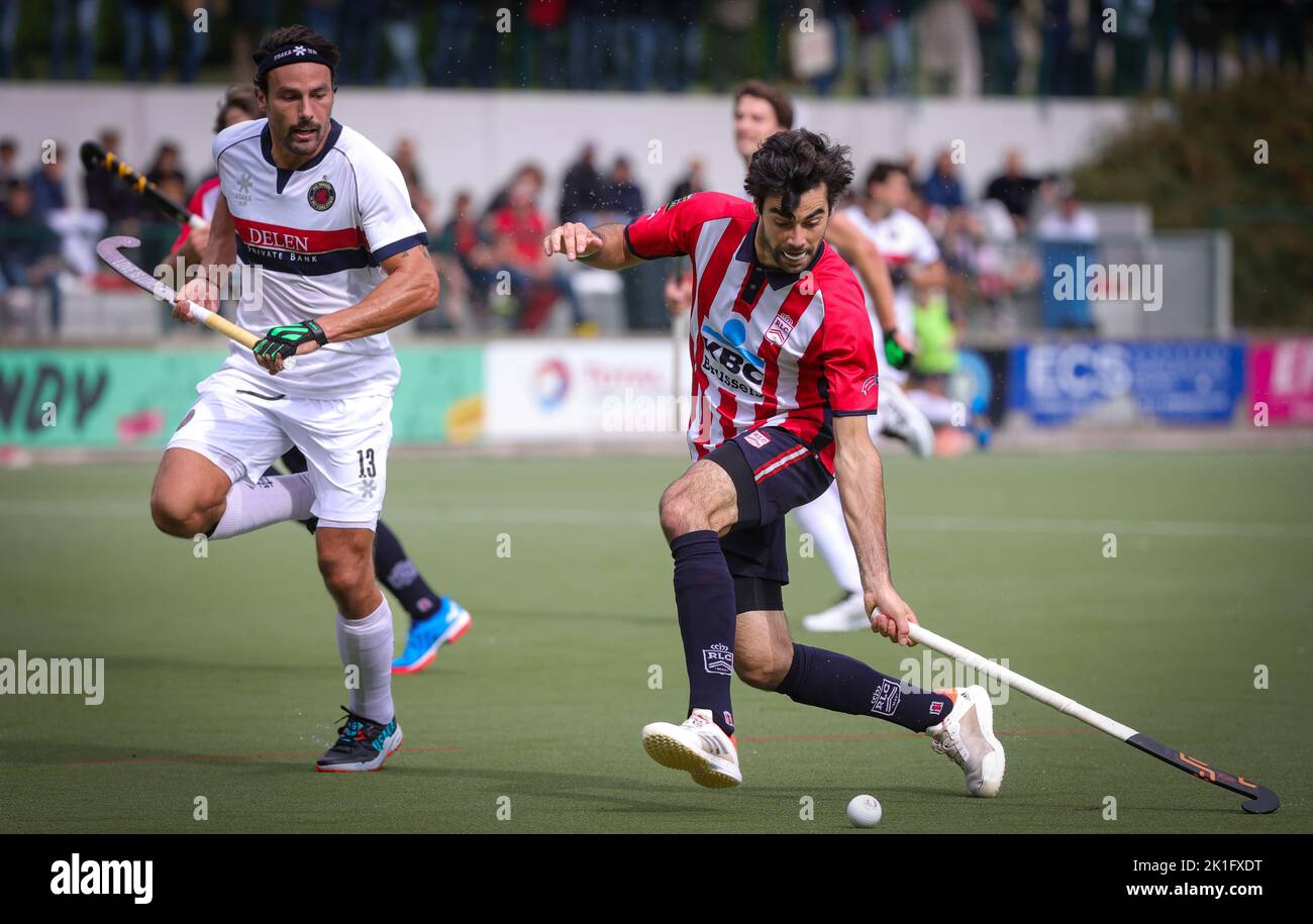 Simon Gougnard von Dragons und Lewis Eaton von Leopold kämpfen während eines Eishockeyspiels zwischen dem Royal Leopold Club und dem KHC Dragons am Sonntag, dem 18. September 2022 in Brüssel, am 3. Tag der Saison der belgischen Eishockey-Liga 2022-2023. BELGA FOTO VIRGINIE LEFOUR Stockfoto