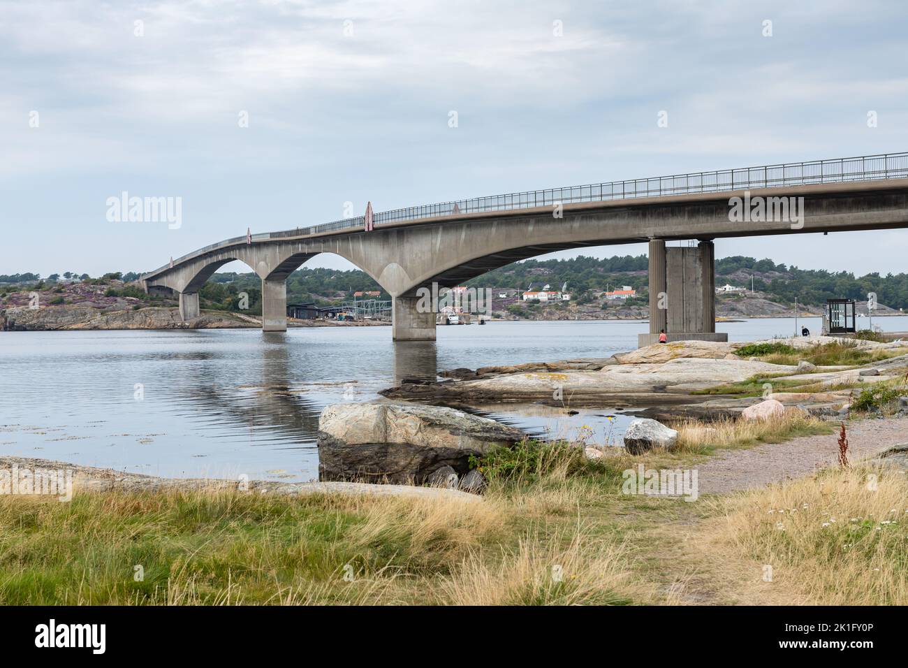 Marstrand, Schweden- 18. August 2022: Brücke zwischen einigen der kleinen Inseln an der Küste bei Marstrand Stockfoto