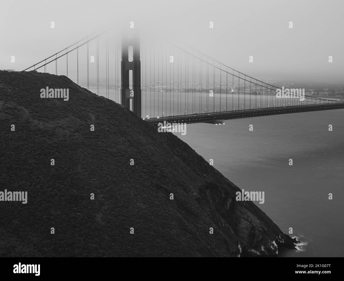 Schlechte Sicht auf die Golden Gate Bridge an einem nebligen Julinachmittag Stockfoto