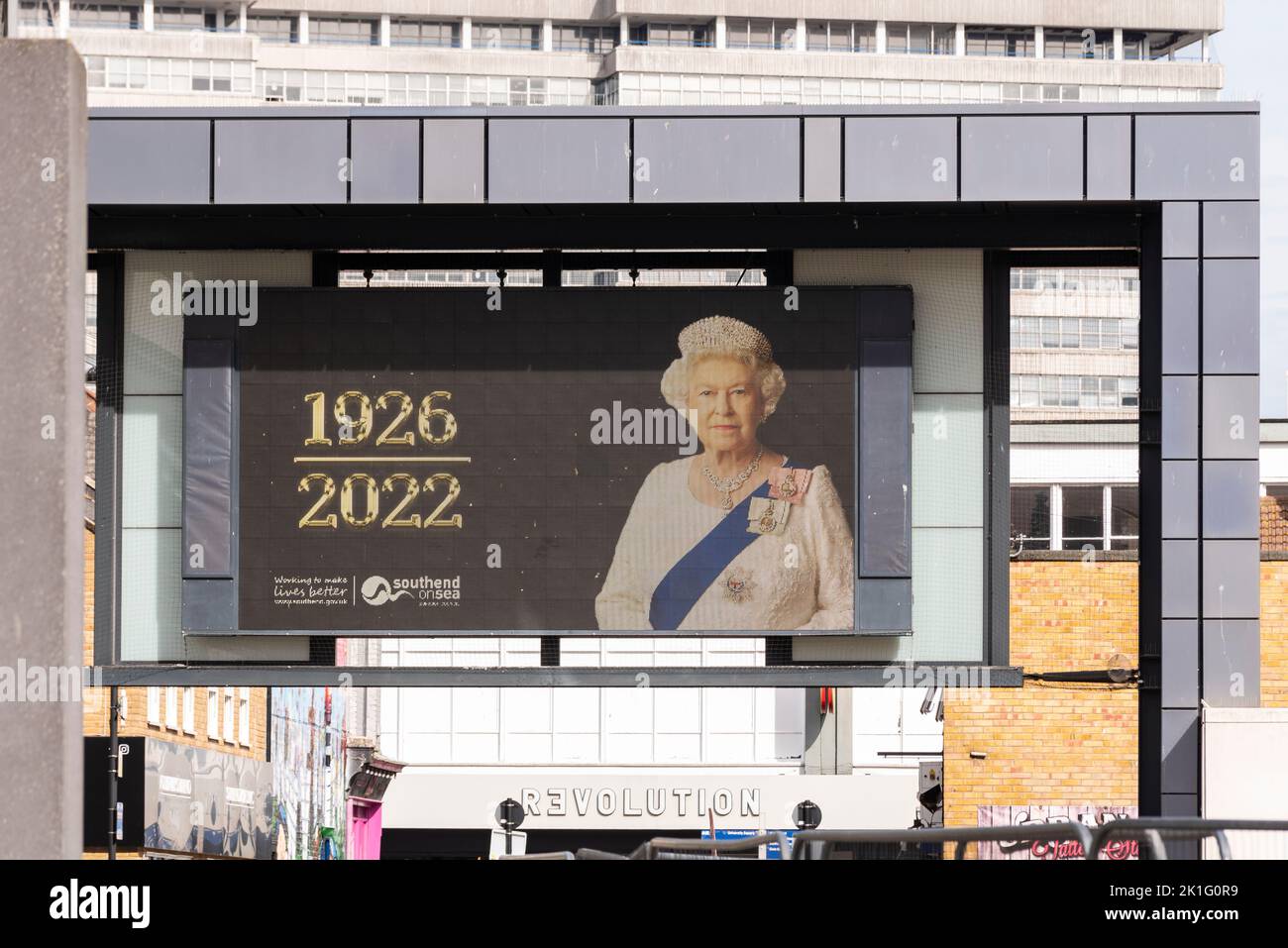 Große Leinwand außerhalb der Focal Point Gallery zeigt Hommage an den Tod von Königin Elizabeth II, mit Bild und Daten von 1926 bis 2022 Stockfoto