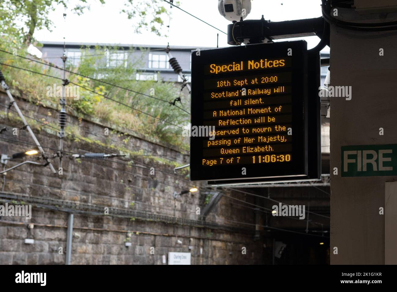 Charing Cross Station, Glasgow, Schottland, Großbritannien. 18. September 2022. Hinweis zum nationalen Moment der Reflexion an der Station Charing Cross. Der Nationale Moment der Reflexion, um den Tod Ihrer Majestät Königin Elizabeth II zu betrauern und über ihr Leben und ihr Vermächtnis nachzudenken, findet heute um 8pm Uhr, in der Nacht vor dem Staatsfuneral, statt und wird von einem einminütigen Schweigen gekennzeichnet.Quelle: Kay Roxby/Alamy Live News Stockfoto