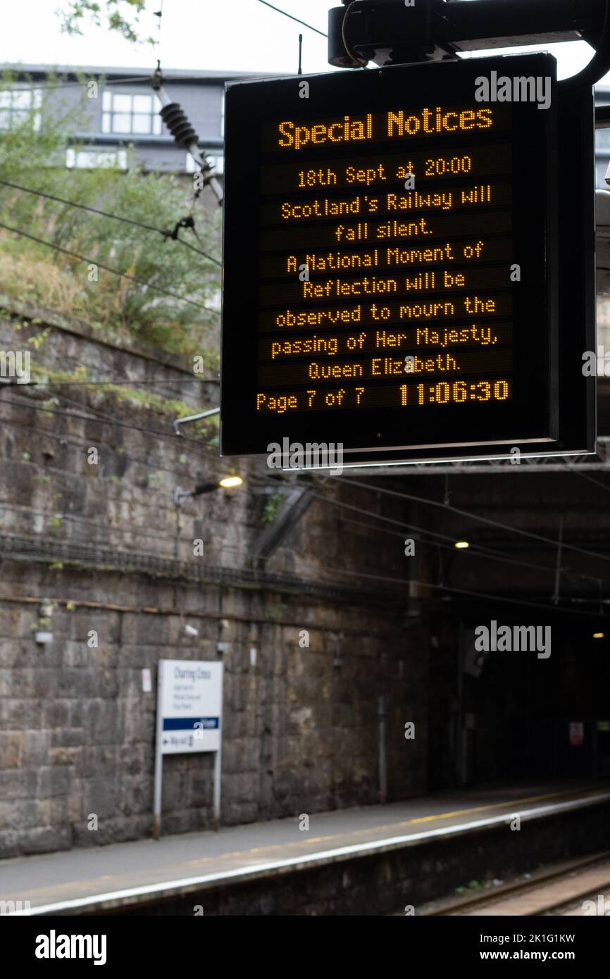 Charing Cross Station, Glasgow, Schottland, Großbritannien. 18. September 2022. Hinweis zum nationalen Moment der Reflexion an der Station Charing Cross. Der Nationale Moment der Reflexion, um den Tod Ihrer Majestät Königin Elizabeth II zu betrauern und über ihr Leben und ihr Vermächtnis nachzudenken, findet heute um 8pm Uhr, in der Nacht vor dem Staatsfuneral, statt und wird von einem einminütigen Schweigen gekennzeichnet.Quelle: Kay Roxby/Alamy Live News Stockfoto