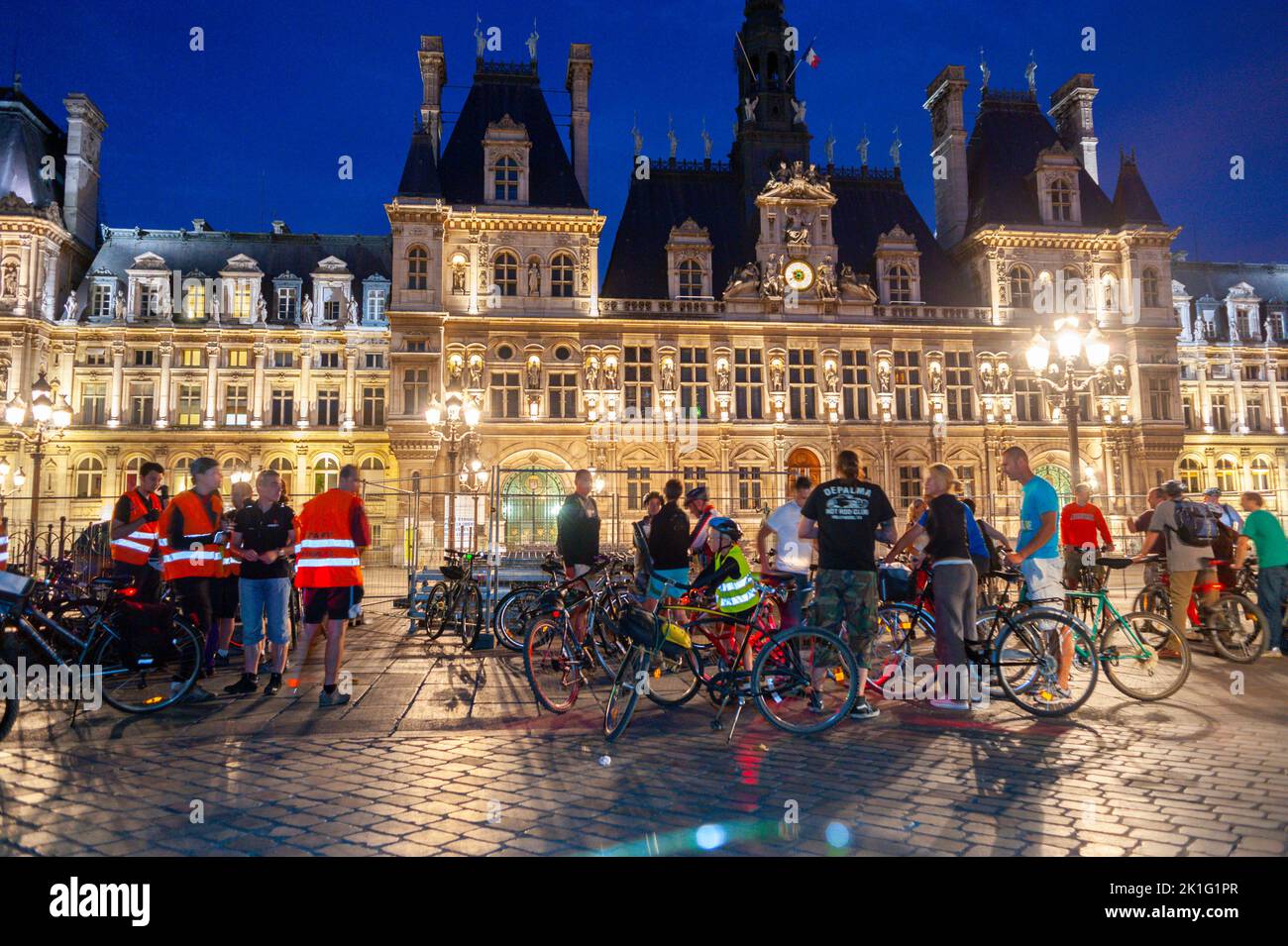 Paris, Frankreich, öffentliche Veranstaltungen, große Menschenmassen bereiten die Fahrradtour am Abend vor dem H otel de Ville vor, Fahrräder Stockfoto