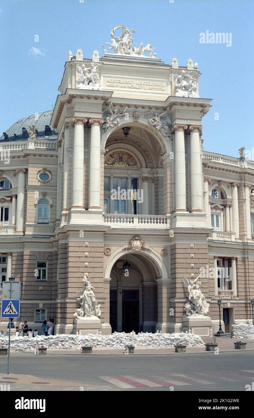 Eine vertikale Aufnahme des Opern- und Balletttheaters Odesa im Sommer 2022 Stockfoto