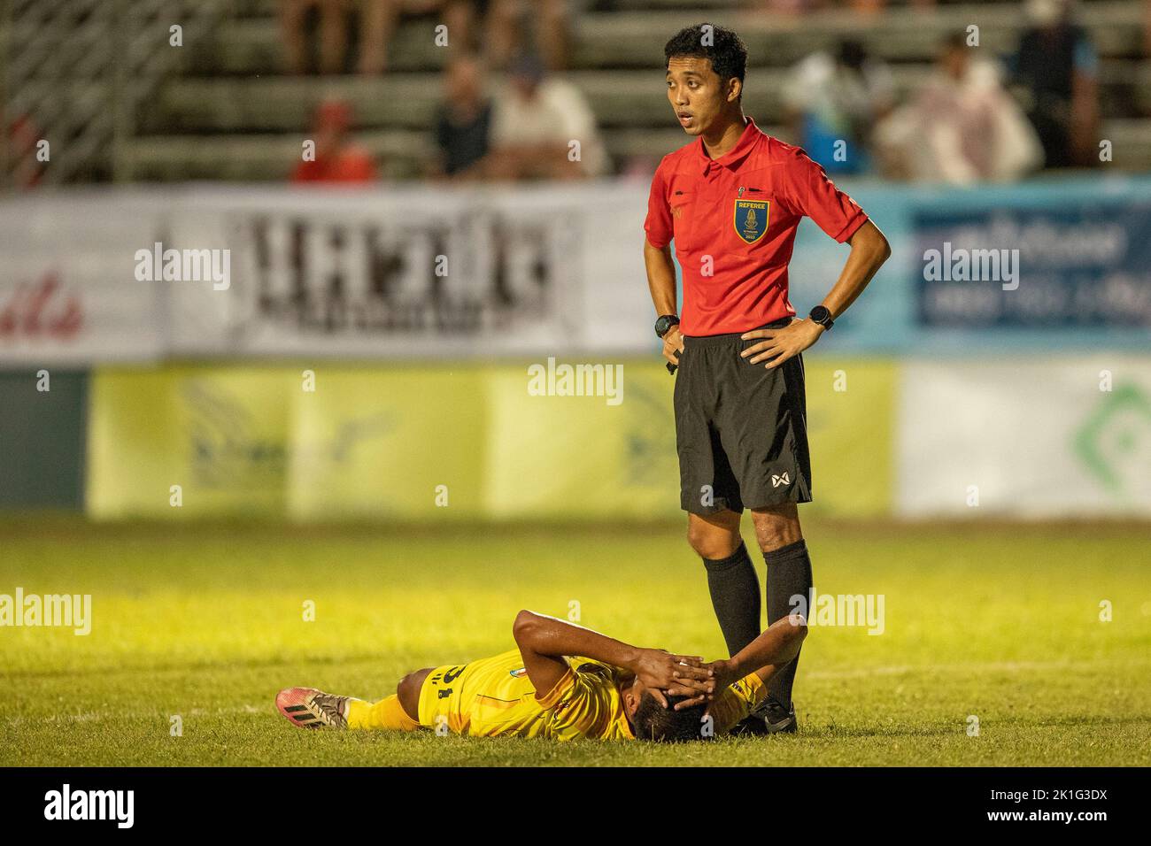 PATTAYA, THAILAND - 18. SEPTEMBER: THANAKORN BOONYAPICHIT vom Marines FC wird beim Spiel der Thai League 3 East zwischen Pattaya Dolphins und Marines Eureka im Nong Prue Stadium am 18. September 2022 in PATTAYA, THAILAND, verletzt (Foto: Peter van der Klooster/Alamy Live News) Stockfoto