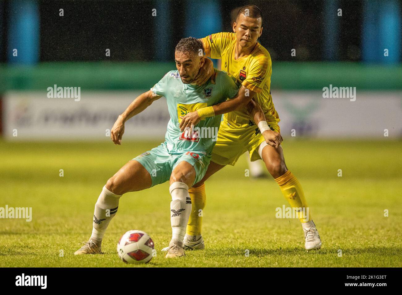 PATTAYA, THAILAND - 18. SEPTEMBER: CAIQUE FREITAS RIBEIRO von Pattaya Dolphins United und NUTTAWUT ONIN von Marines FC während des Spiels der Thai League 3 East zwischen Pattaya Dolphins und Marines Eureka im Nong Prue Stadium am 18. September 2022 in PATTAYA, THAILAND (Foto von Peter van der Klooster/Alamy Live News) Stockfoto