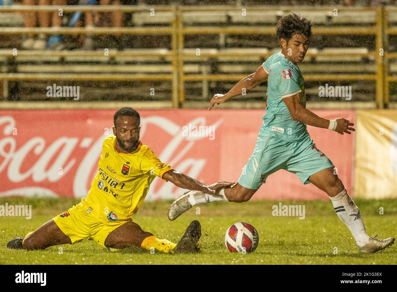 PATTAYA, THAILAND - 18. SEPTEMBER: NGUIMBUS FERDINAND von Marines FC und SUPHOT WONGHOI von Pattaya Dolphins Vereinigten sich während des Spiels der Thai League 3 East zwischen Pattaya Dolphins und Marines Eureka im Nong Prue Stadium am 18. September 2022 in PATTAYA, THAILAND (Foto: Peter van der Klooster/Alamy Live News) Stockfoto