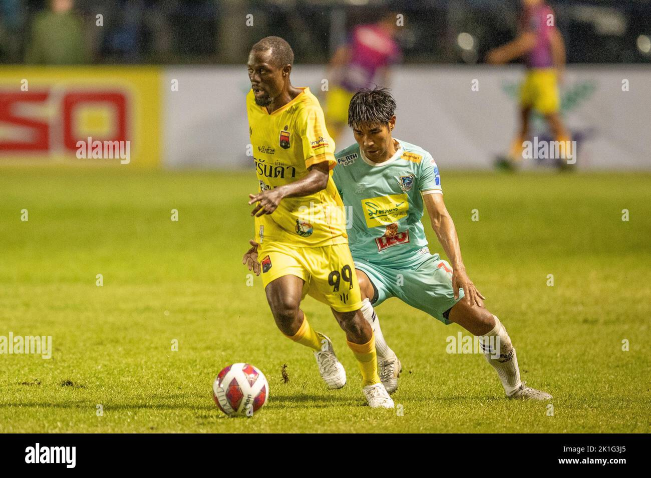 PATTAYA, THAILAND - 18. SEPTEMBER: AKONOMONAYONG JOSEPH BERAND von Marines FC und CHOKCHAI SUKTHED von Pattaya Dolphins Vereinigten sich während des Spiels der Thai League 3 East zwischen Pattaya Dolphins und Marines Eureka im Nong Prue Stadium am 18. September 2022 in PATTAYA, THAILAND (Foto von Peter van der Klooster/Alamy Live News) Stockfoto