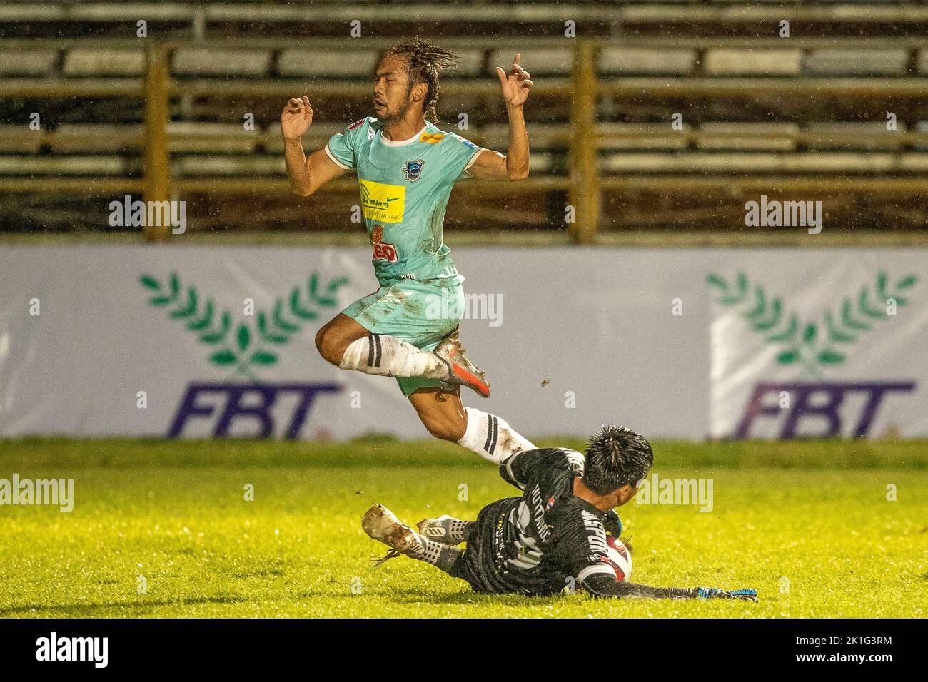 PATTAYA, THAILAND – 18. SEPTEMBER: NUTTHAWUT YAEMPRACHA von Marines FC hat den Ball und PATIPAN PINSERMSOOTSRI von Pattaya Dolphins United springt während des Thai League 3 East Match zwischen Pattaya Dolphins und Marines Eureka im Nong Prue Stadium am 18. September 2022 in PATTAYA, THAILAND über ihn (Foto von Peter van der Klooster/Alamy Live News) Stockfoto