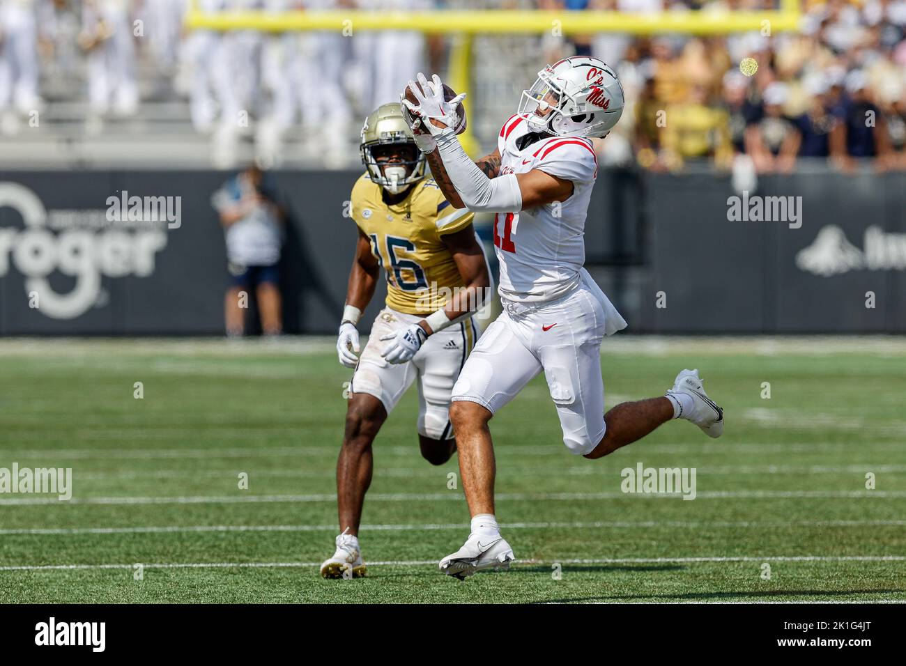 17. September 2022: Jordan Watkins (11) nimmt diesen Pass während des NCAA-Fußballspiels mit den Georgia Tech Yellow Jackets und den Ole Miss Rebels ein, das im Bobby Dodd Stadium auf dem Campus der Georgia Tech in Atlanta, Georgia, gespielt wurde. Ole Miss schließt die Gelben Jacken aus, 42-0. Cecil Copeland/CSM Stockfoto