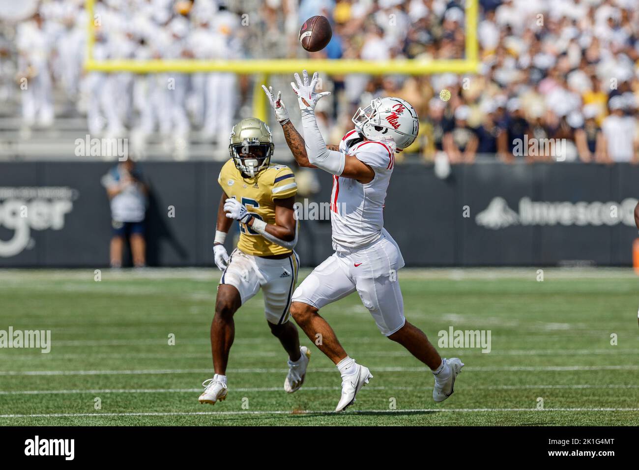 17. September 2022: Jordan Watkins (11) nimmt diesen Pass während des NCAA-Fußballspiels mit den Georgia Tech Yellow Jackets und den Ole Miss Rebels ein, das im Bobby Dodd Stadium auf dem Campus der Georgia Tech in Atlanta, Georgia, gespielt wurde. Ole Miss schließt die Gelben Jacken aus, 42-0. Cecil Copeland/CSM Stockfoto