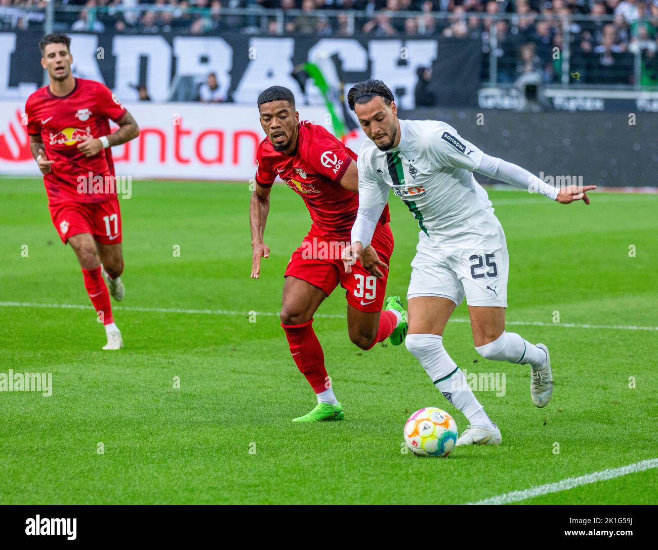 Sport, Fußball, Bundesliga, 2022/2023, Borussia Mönchengladbach vs. RB Leipzig 3-0, Stadion Borussia Park, Spielort, Rami Bennebaini (MG) rechts und Benjamin Henrichs (RBL), links Dominik Szoboszlai (RBL), die DFL-VORSCHRIFTEN VERBIETEN DIE VERWENDUNG VON FOTOS ALS BILDSEQUENZEN UND/ODER QUASI-VIDEO Stockfoto