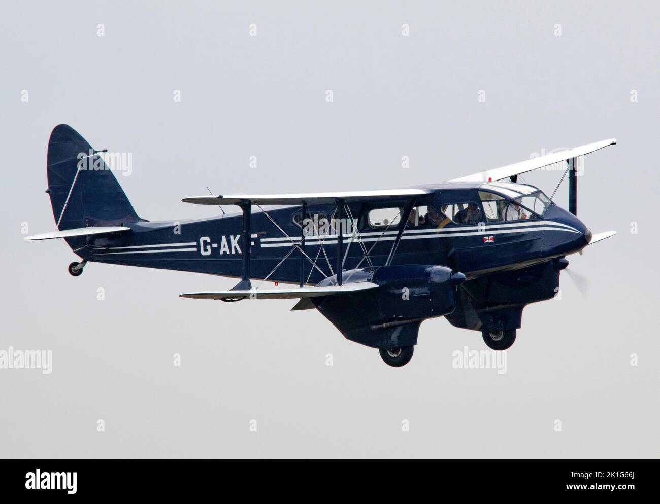 Classic Wings Dragon Rapide landete nach seinem Vergnügungsflug auf der IWM Duxford Battle of Britain Airshow am 10.. September 2022 Stockfoto