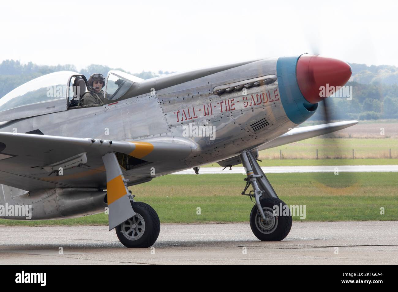 P-51D Mustang „Tall in the Saddle“ (G-SIJJ) rollte für seinen Start, um seine Flugshow auf der IWM Duxford Battle of Britain Airshow zu zeigen Stockfoto