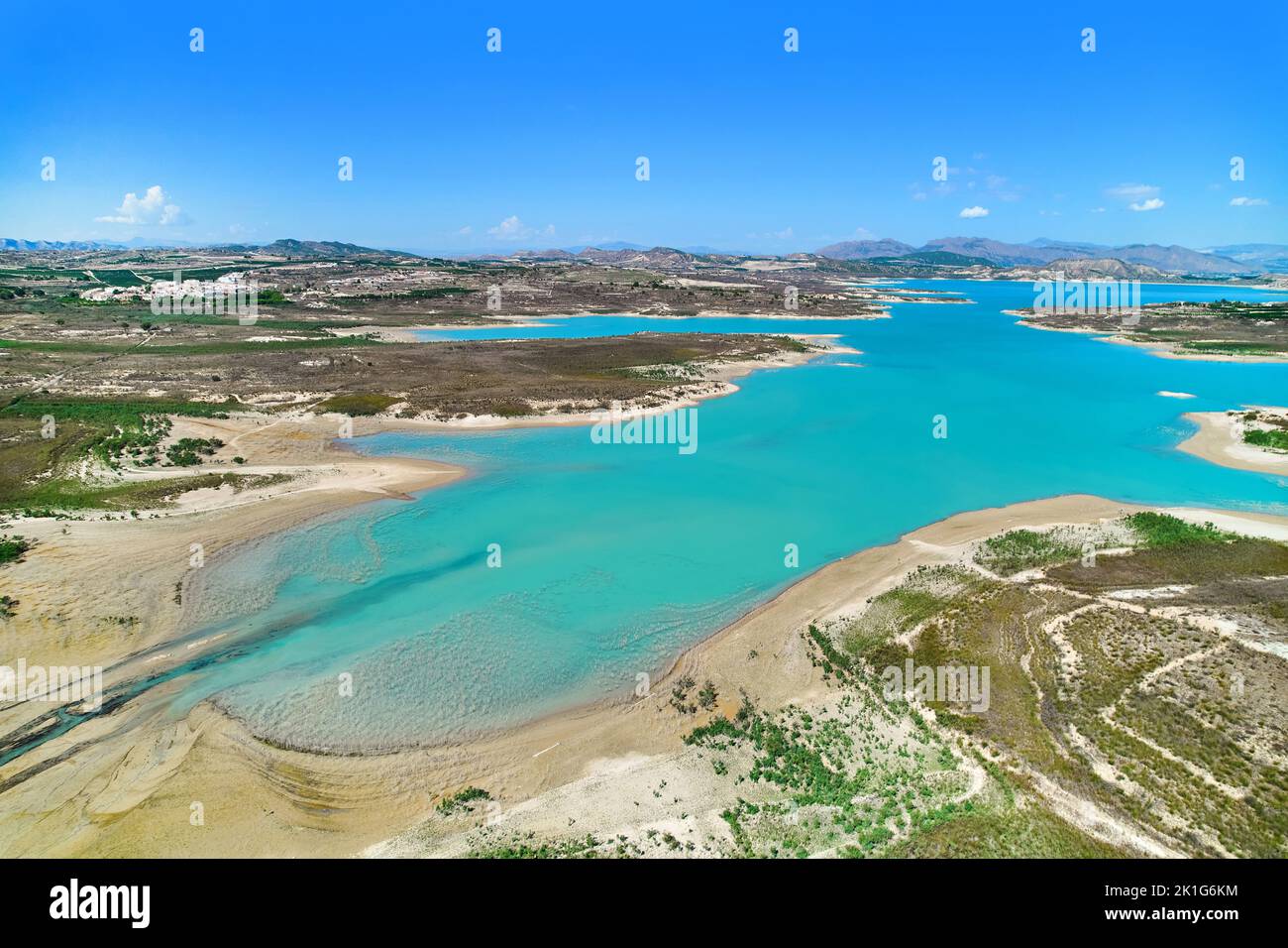 Drohne Sicht Embalse de La Pedrera großer türkisfarbener See, der als Wasserquelle genutzt wird, keine Menschen, sonniger Sommertag, helle Farben. Ori Stockfoto
