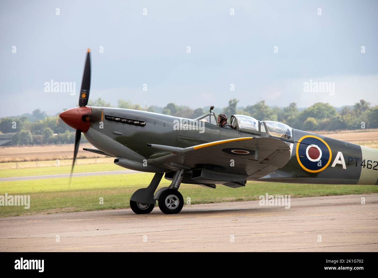 Supermarine Spitfire starten, um die große Flugschau auf der IWM Duxford Battle of Britain Airshow am 10.. September 2022 zu bilden Stockfoto
