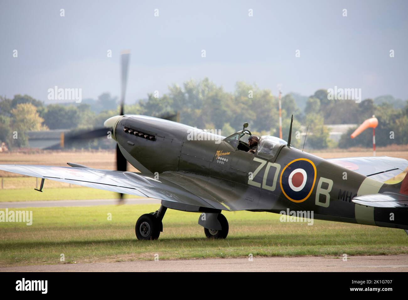 Supermarine Spitfire starten, um die große Flugschau auf der IWM Duxford Battle of Britain Airshow am 10.. September 2022 zu bilden Stockfoto