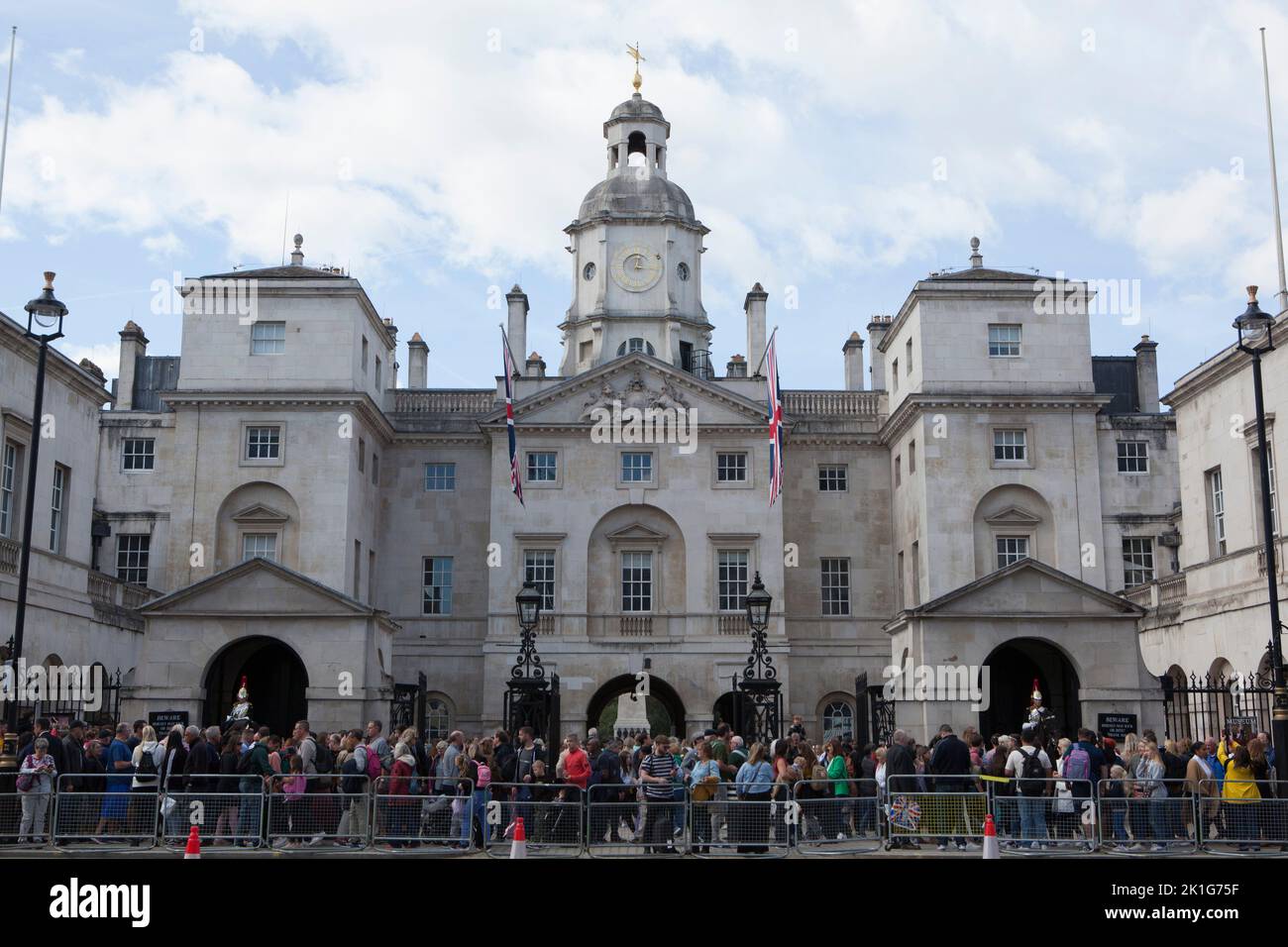 London, Großbritannien, 18. September 2022: Menschenmassen füllen die Straßen von Whitehall, um der verstorbenen Monarchin Queen Elizabeth II., deren Beerdigung morgen stattfindet, ihren Respekt zu erweisen. Einige Leute zelten entlang der Prozessionsroute, die der Sarg nach dem Gottesdienst in der Westminster Abbey nehmen wird. Andere machen Fotos am Eingang zur Parade der Pferdeguards. Anna Watson/Alamy Live News Stockfoto