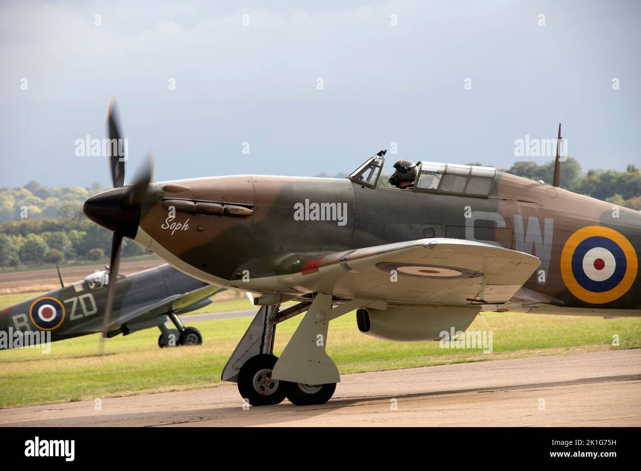 Supermarine Spitfires und Hurricanes starten zur großen Flugschau auf der IWM Duxford Battle of Britain Airshow am 10.. September 2022 Stockfoto
