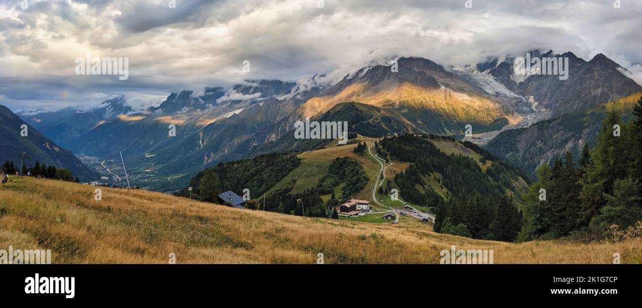 Wolkiges Bergpanorama an der Tete de la Charme bei Saint Gervais-les-Bains. Blick auf das Mont-Blanc-Massiv. Stockfoto