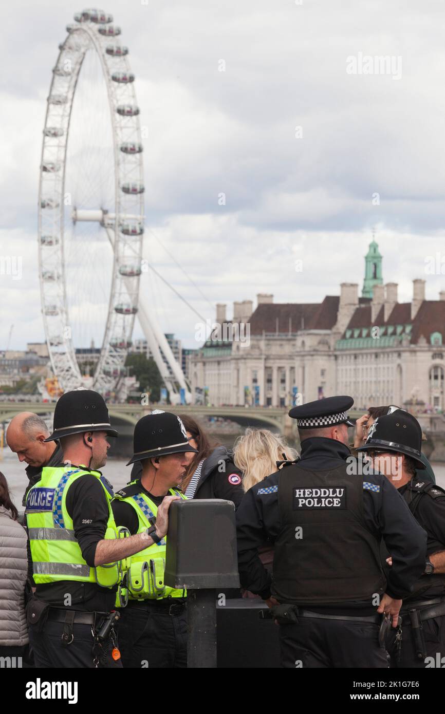 London, Großbritannien, 18. September 2022: Menschenmassen füllen die Straßen von Whitehall, um der verstorbenen Monarchin Queen Elizabeth II., deren Beerdigung morgen stattfindet, ihren Respekt zu erweisen. Die Veranstaltung ist die größte Polizeioperation des Landes, bei der Beamte aus dem ganzen Land zusätzliche Unterstützung für die MET leisten. Die Logistik umfasst die Bereitstellung von Lunchpaketen für diensthabende Beamte und die Bereitstellung von Unterkünften. Anna Watson/Alamy Live News Stockfoto