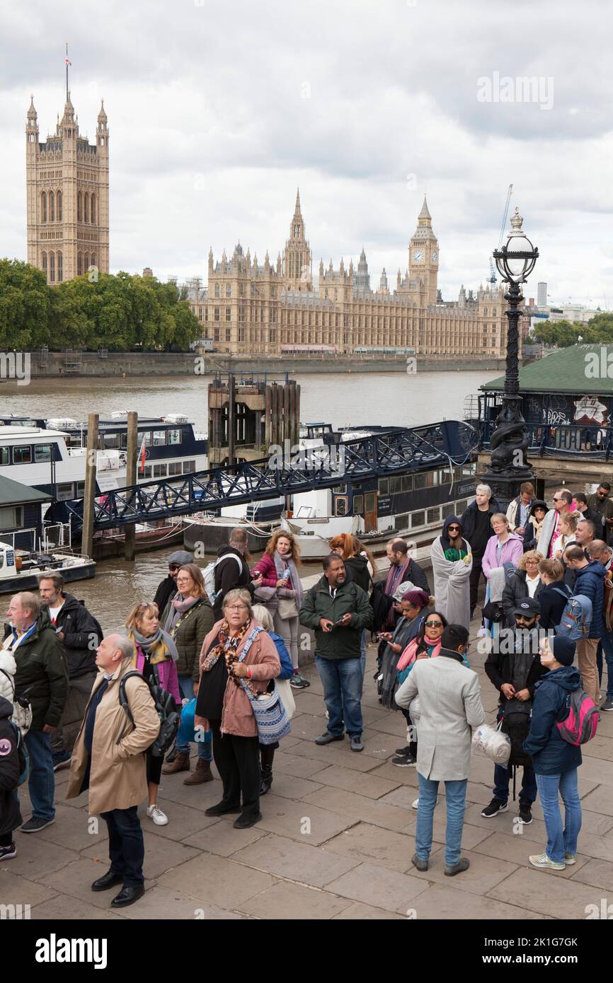 London, Großbritannien, 18. September 2022: Menschenmengen auf der Südbank in der Nähe des Lambeth Palace, um der verstorbenen Monarchin Queen Elizabeth II., deren Beerdigung morgen stattfindet, ihre Ehre zu erweisen. Einige Leute haben sich 14 Stunden oder länger angestellt, um an ihrem Sarg vorbei zu gehen, der im Bundesstaat Westminster Hall liegt. Die Schlange für den Eintritt in die Westminster Hall ist nun geschlossen, damit alle, die sich bereits in der Schlange befinden, morgen früh vor dem 6,30am. Durchgehen können. Anna Watson/Alamy Live News Stockfoto