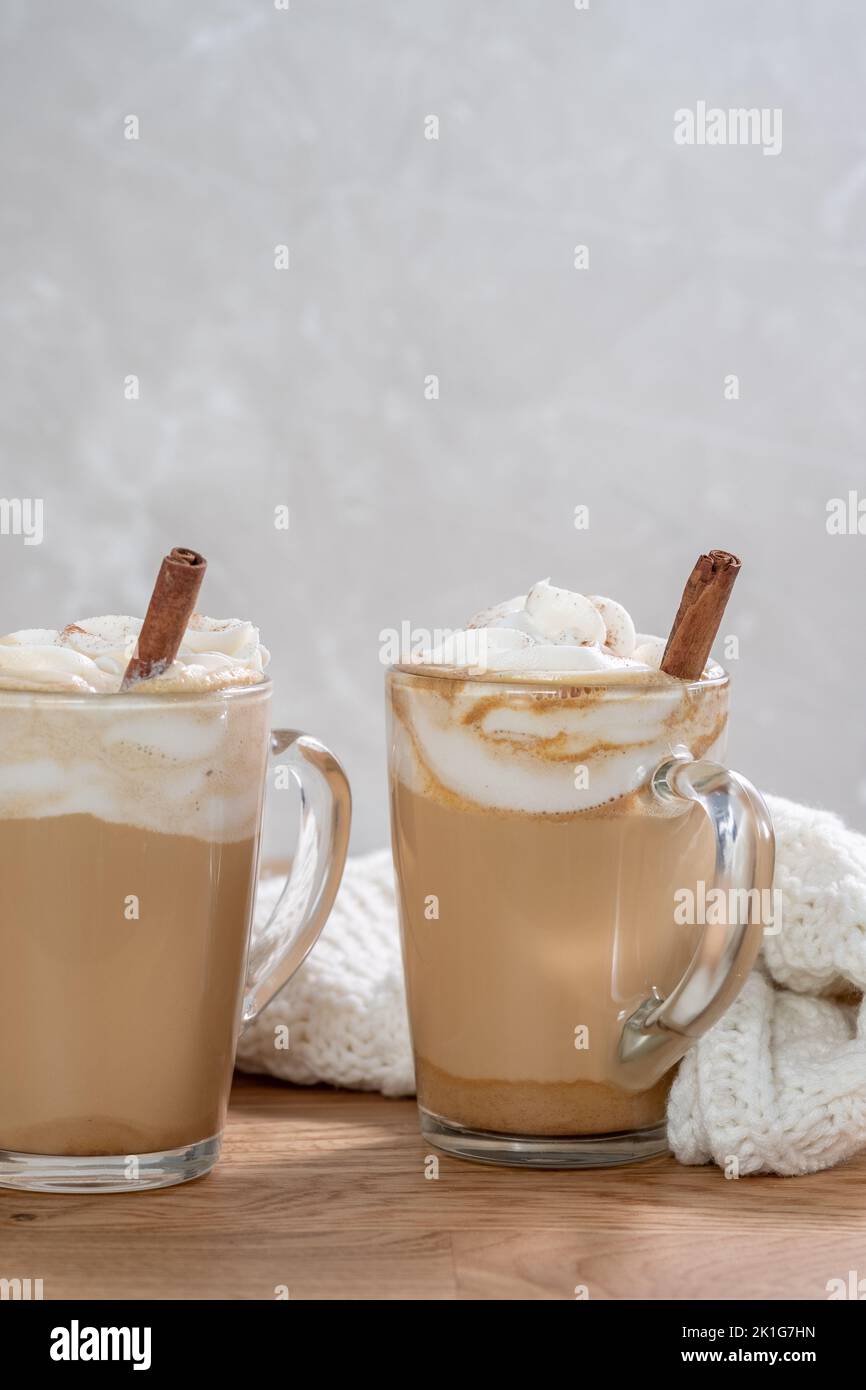 Kürbis Latte in einem Glas Stockfoto