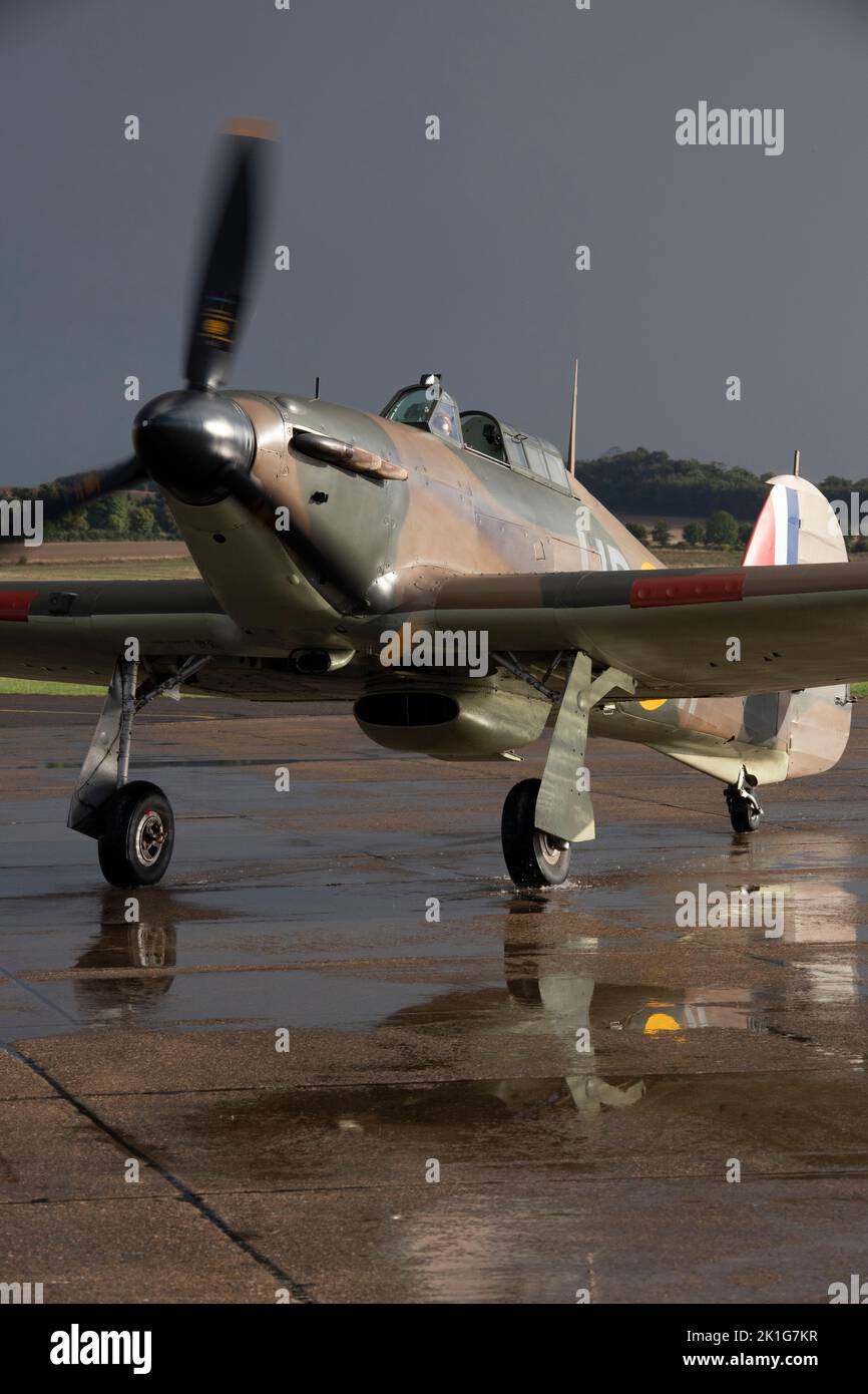 Der Hawker-Hort landete in der Abenddämmerung, nachdem er auf der IWM Duxford Battle of Britain Airshow am 10.. September 2022 gezeigt wurde Stockfoto