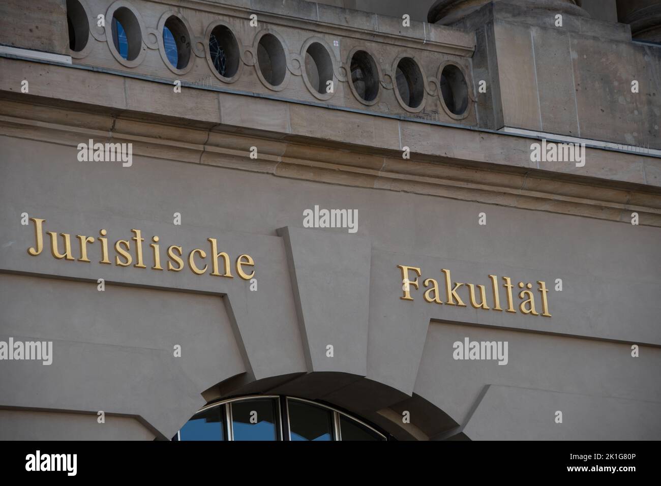 Die deutschen Worte "Juristische Fakultät" auf einer Fassade Stockfoto