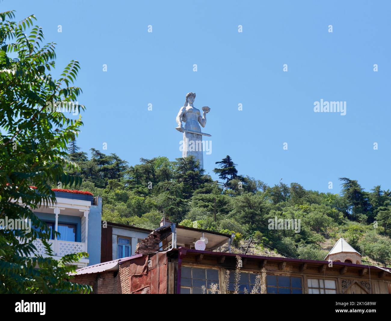 Karlis Deda, Denkmal der Mutter Georgiens auf dem Sololaki-Hügel in Tiflis, Georgien, vom Betlemi-Viertel aus gesehen. Stockfoto