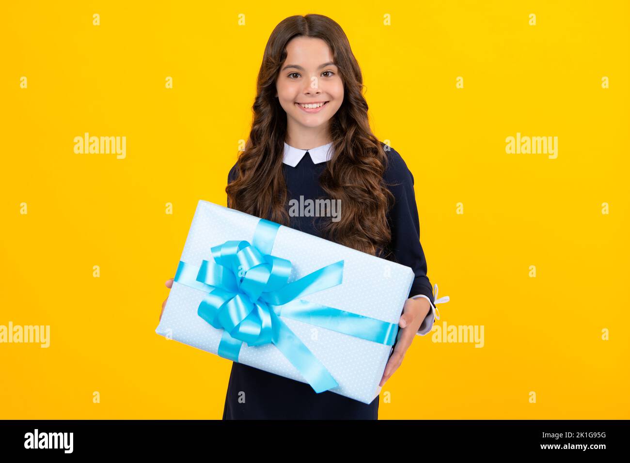 Porträt eines Teenagers Kind Mädchen 12, 13, 14 Jahre alt mit Weihnachts-Geschenkbox. Teen geben Geburtstagsgeschenk. Stockfoto