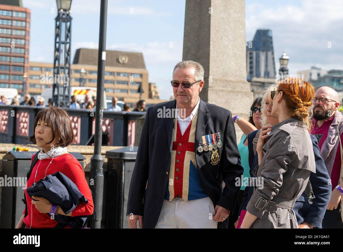 London, Großbritannien. 15. September 2022. Mann mit Medaillen und einer Weste mit Gewerkschaftsflagge wartet in einer Warteschlange auf der Lamberth Bridge, um den Sarg der Königin zu sehen. Große Menschenmengen von Trauernden besuchen die Westminster Hall, um den Sarg der Königin zu sehen. (Bild: © Ian Davidson/SOPA Images via ZUMA Press Wire) Stockfoto