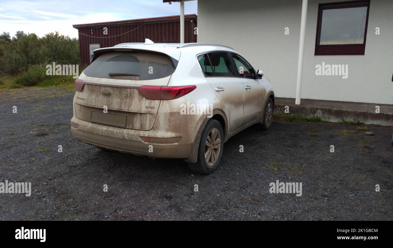 Schmutziger und staubiger KIA SUV in Island Stockfoto