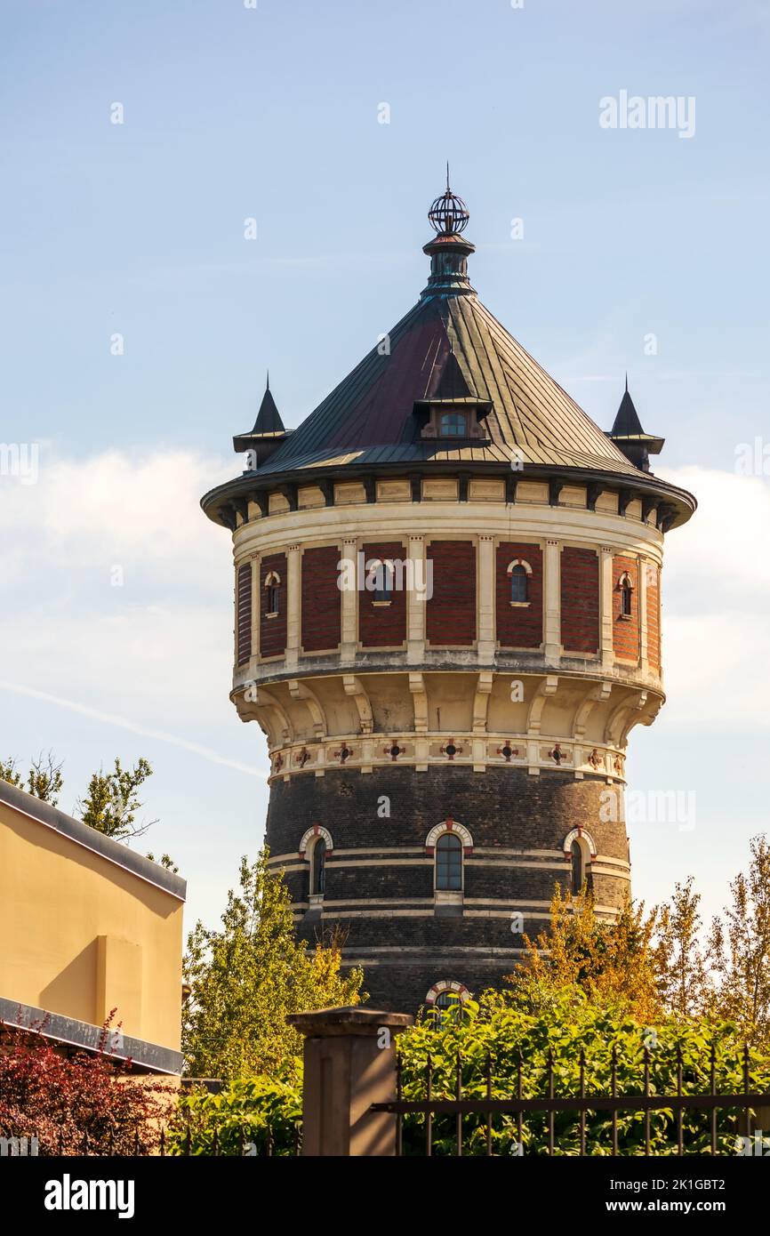 Ein braunes altes Gebäude mitten im Stadtzentrum mit blauem Himmel Stockfoto