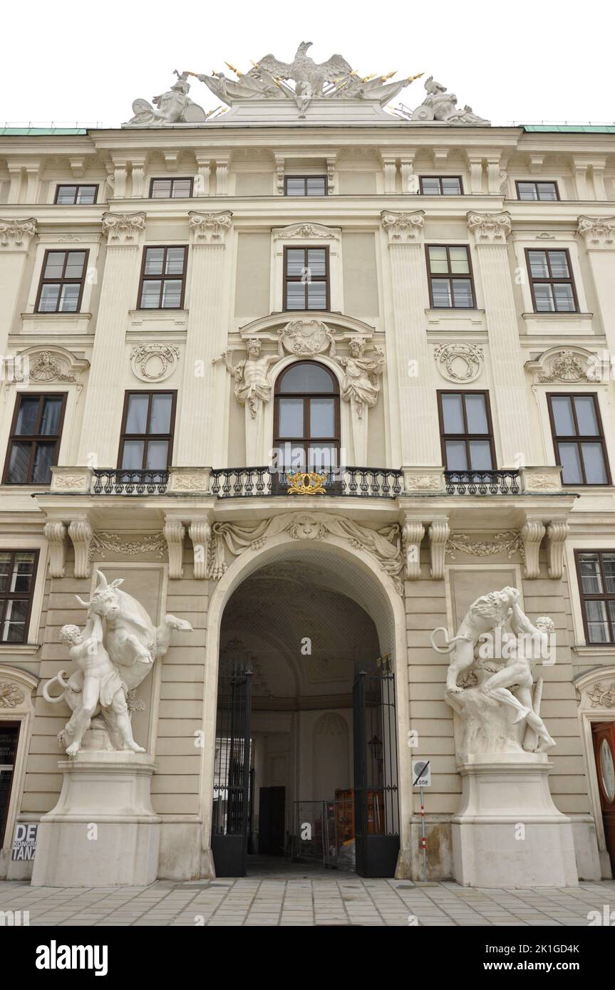 Eine vertikale Nahaufnahme eines Gebäudes und Tores der Spanischen Hofreitschule in Wien, Österreich Stockfoto