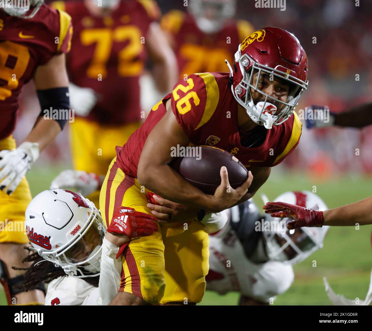 17. September 2022 USC-Trojaner laufen zurück Travis Dye #26 trägt den Ball während des NCAA-Fußballspiels zwischen den Fresno State Bulldogs und den USC-Trojanern im Los Angeles Coliseum in Los Angeles, Kalifornien. Obligatorischer Bildnachweis: Charles Baus/CSM Stockfoto