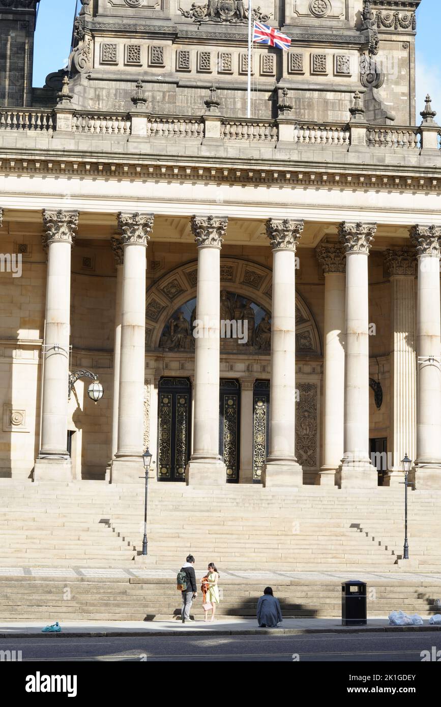 Touristen im Rathaus von Leeds Stockfoto