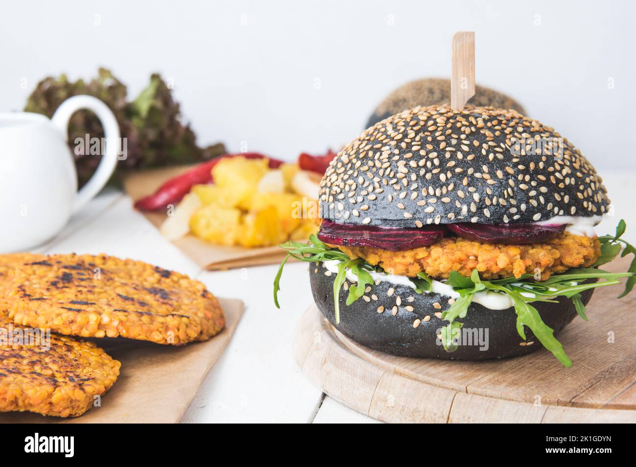 Veganer Hamburger aus roten Linsenpasteten und schwarzer Bäckerei ...