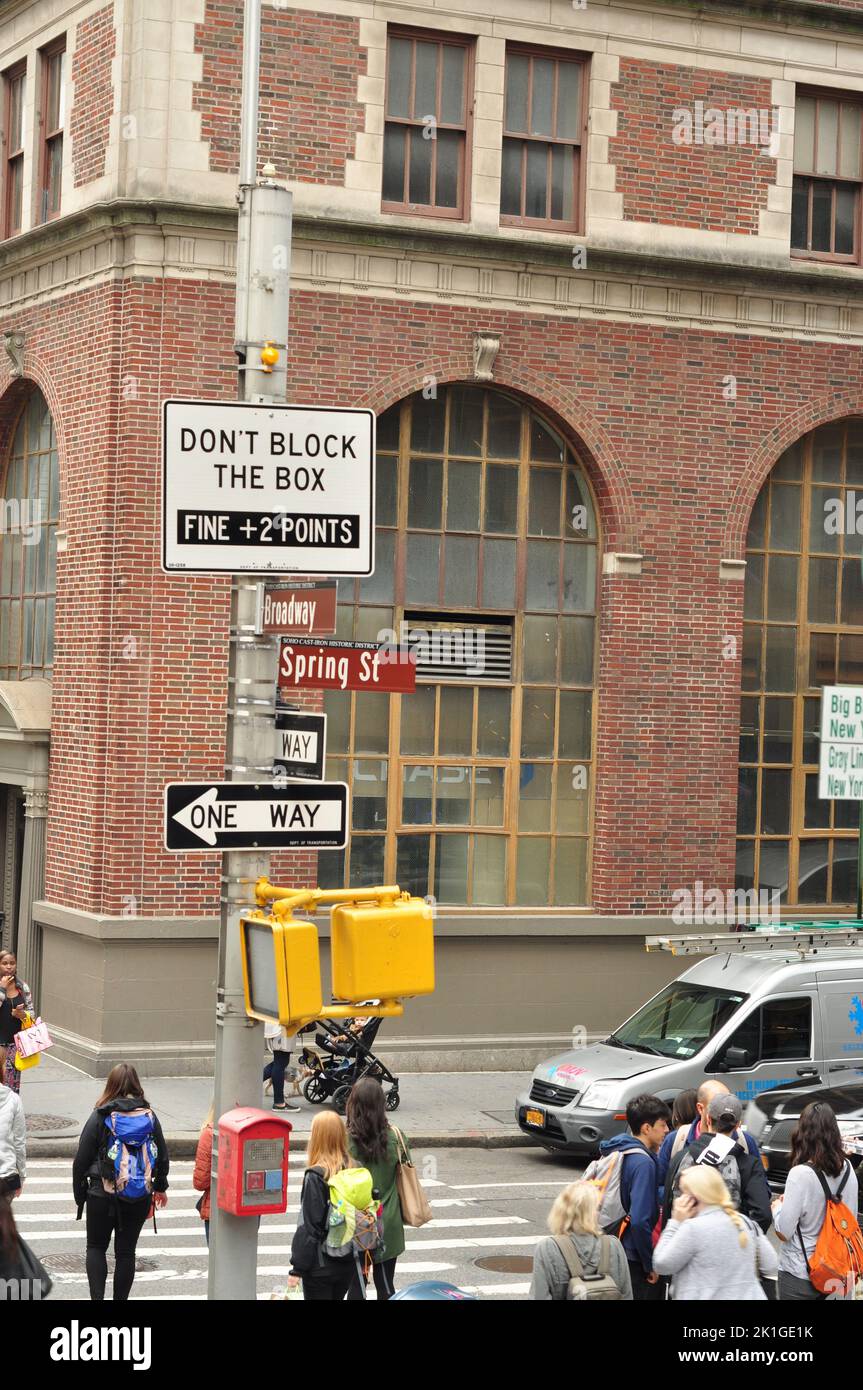 Mehrere Straßenschilder an einer Kreuzung in New York, USA Stockfoto