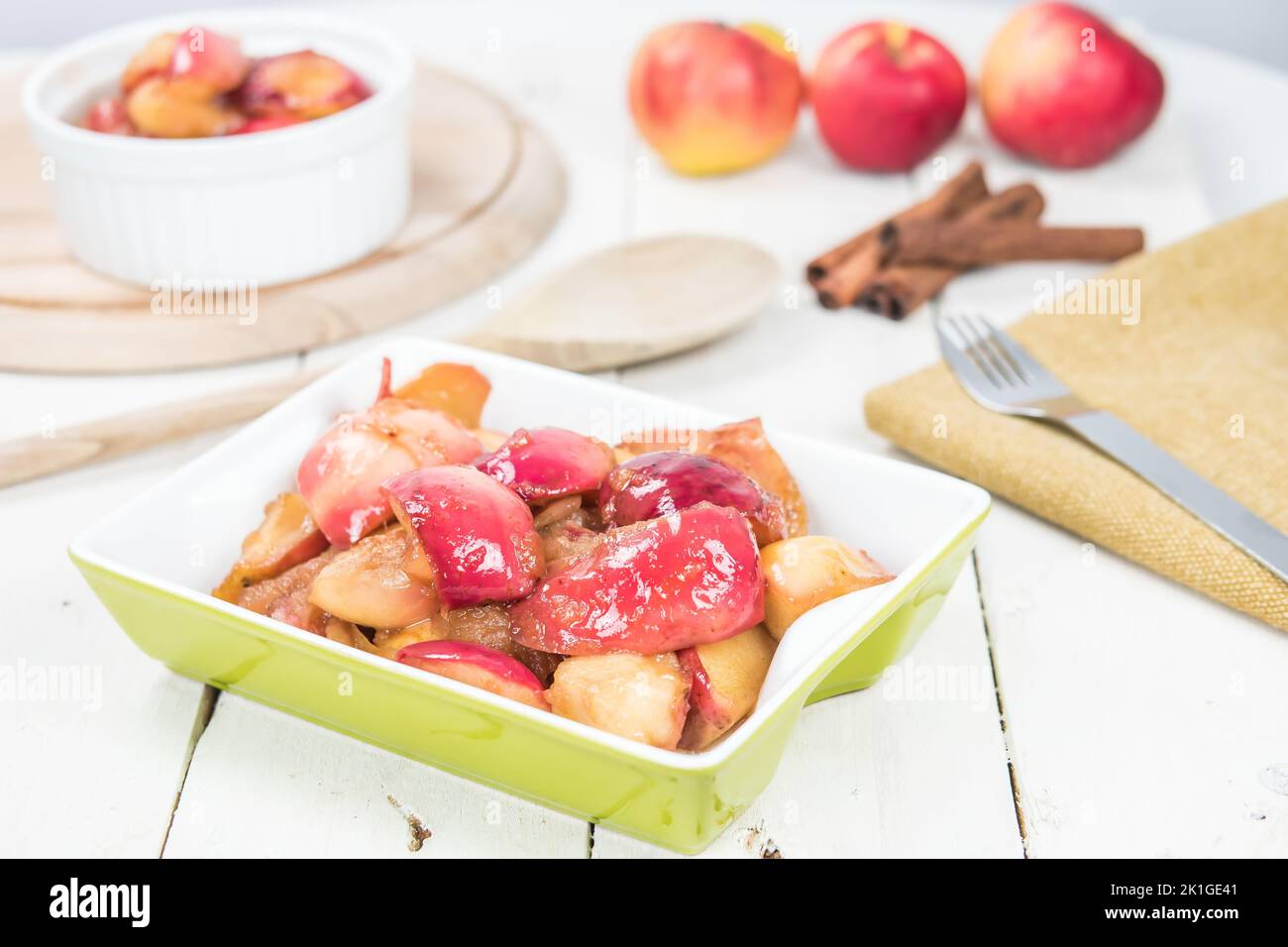 Vegane karamellisierte Äpfel mit unraffiniertem Zucker und veganer Butter. Pflanzenbasierte Variation traditioneller Süßspeisen in der Slowakei. Süßes veganes Frühstück. Stockfoto
